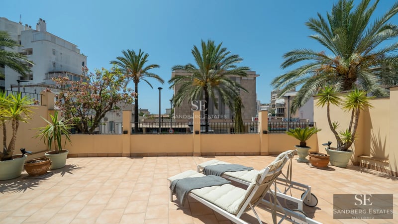 View of a modern villa with swimming pool. Large windows, sun terrace and lush vegetation. Contemporary architectural design.