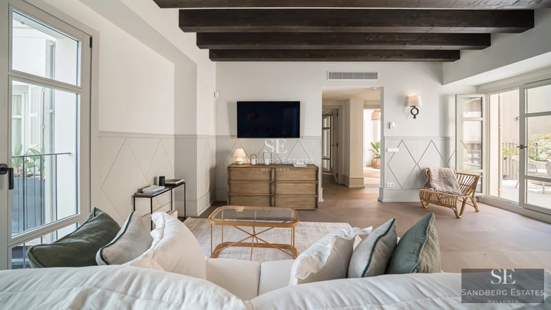 Außenansicht einer modernen Villa mit Infinity-Pool, weitläufigen Terrassen und Gärten. Minimalistisches architektonisches Design mit Tageslicht.