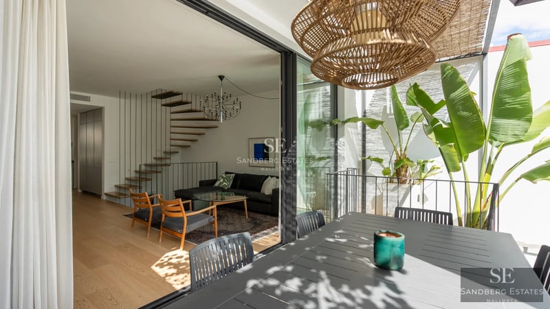 Exterior view of a modern villa featuring a reflective pool, garden, and large windows. Minimalist architecture and elegant design.