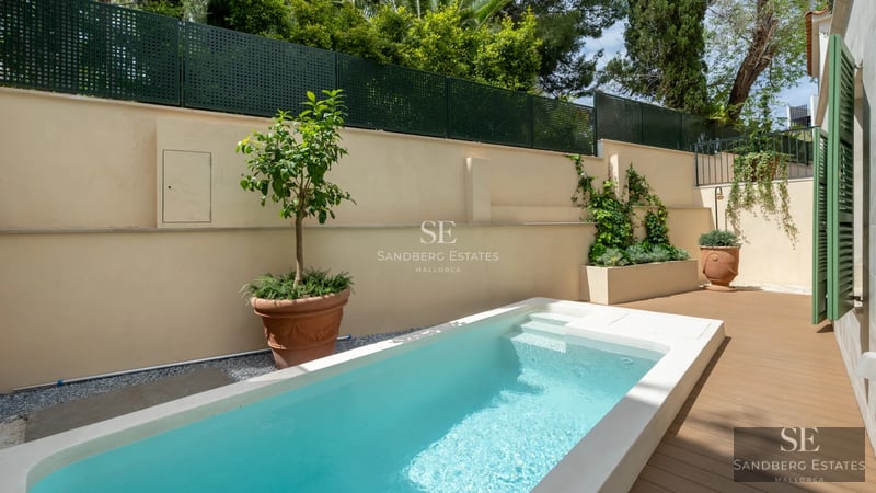 Spacious living room with balcony, sea views, and modern furniture. Bright and airy. Ideal real estate investment.