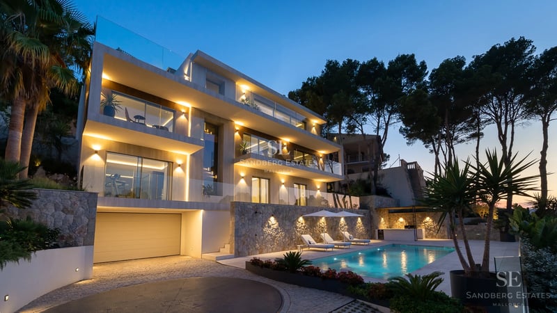 Spacious terrace with infinity pool and panoramic sea views. Modern architecture and minimalist design with elegant outdoor furniture.