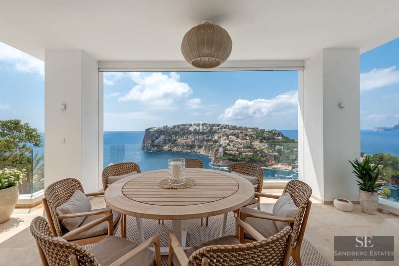 Exterior of a luxury property with an infinity pool, garden and modern architecture. Warm ambient lighting and panoramic views.