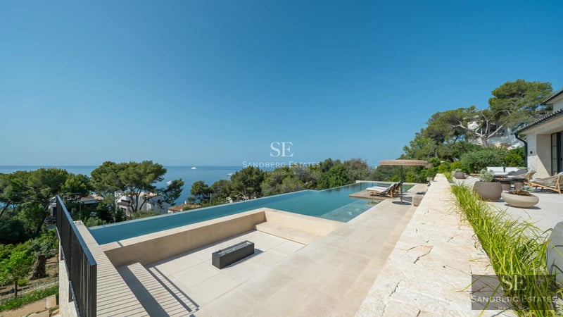 Image of a modern reflecting pool with sun deck and panoramic views. Minimalist design with ambient lighting.