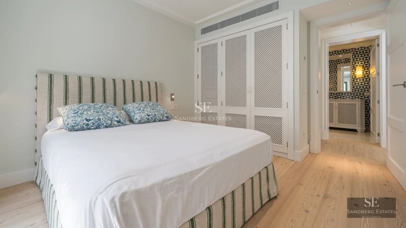 Panoramic view of a modern villa featuring a pool, large windows, and minimalist design. Elegant architecture with high-quality finishes.