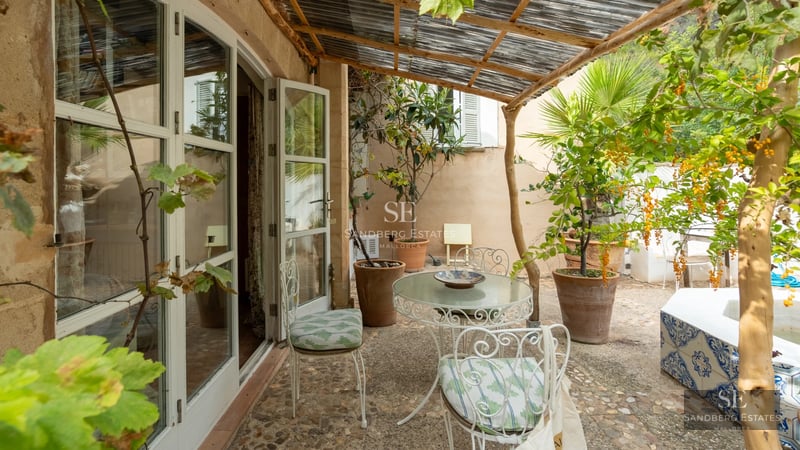 Modern exterior with swimming pool. Minimalist architecture, large windows, ambient lighting and manicured landscaping.