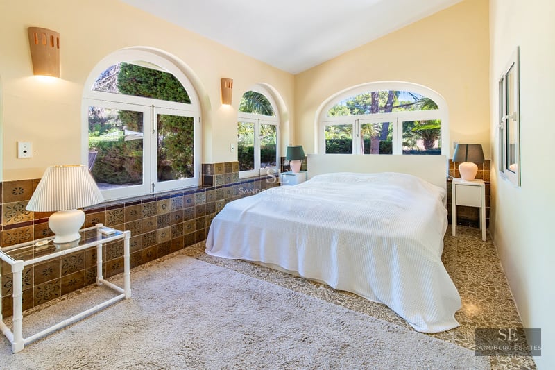 Exterior of a modern villa featuring a reflective pool, expansive garden, and minimalist architecture. Soft lighting and elegant design.