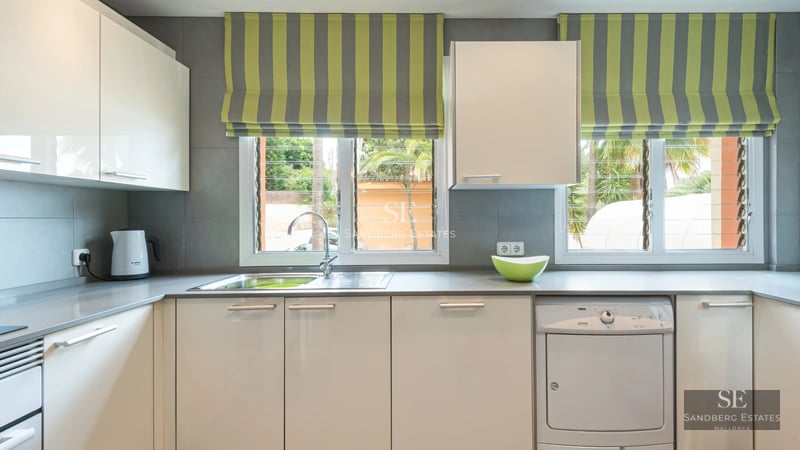 Spacious balcony with panoramic sea views. Modern design featuring glass railings and stylish furniture. Bright and airy.