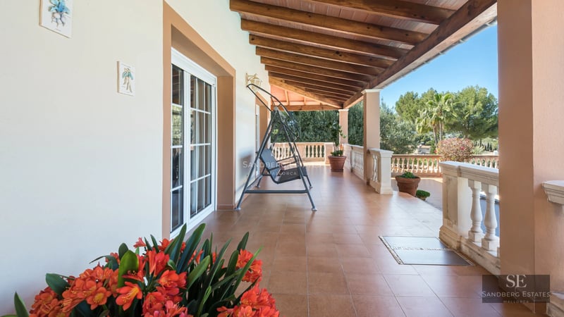 Spacious living room with panoramic windows, infinity pool, terrace, and panoramic views. Modern design, bright, and high-quality finishes.