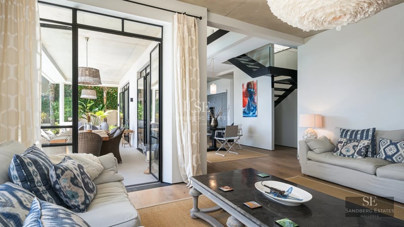 Pool view with terrace and sun loungers. Modern design, large windows, palm trees, elegant outdoor furniture. Luxury and comfort.