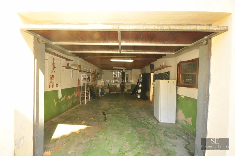 Exterior view of a modern house with a shimmering pool and lush garden. Elegant architecture and minimalist design.