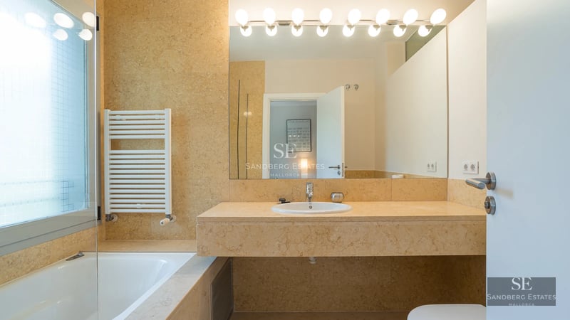 Spacious living room with panoramic sea views. Floor-to-ceiling windows, modern furnishings and abundant natural light.