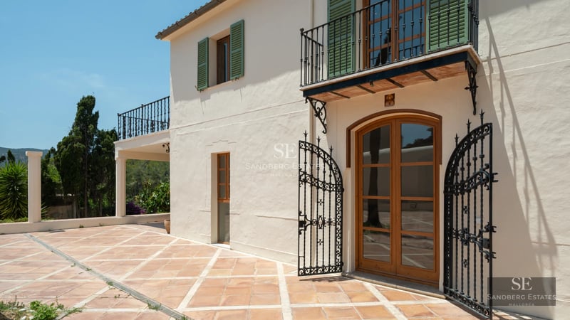 View of a luxurious villa with infinity pool, lush garden, and modern, elegant architectural design. Open and bright spaces.