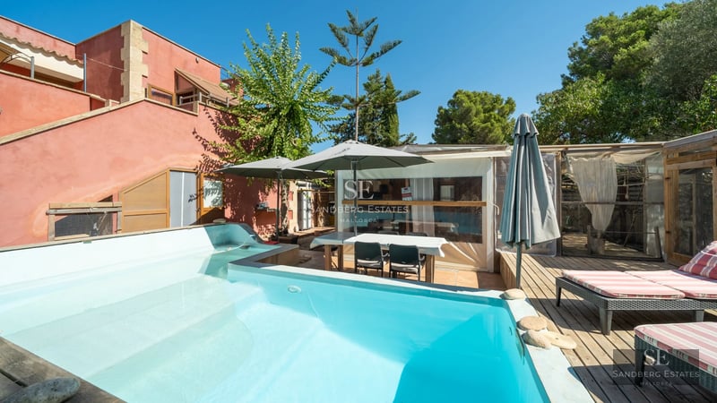 Exterior view of a modern house with pool, garden and large window front. Minimalist architecture with luxurious finishes.