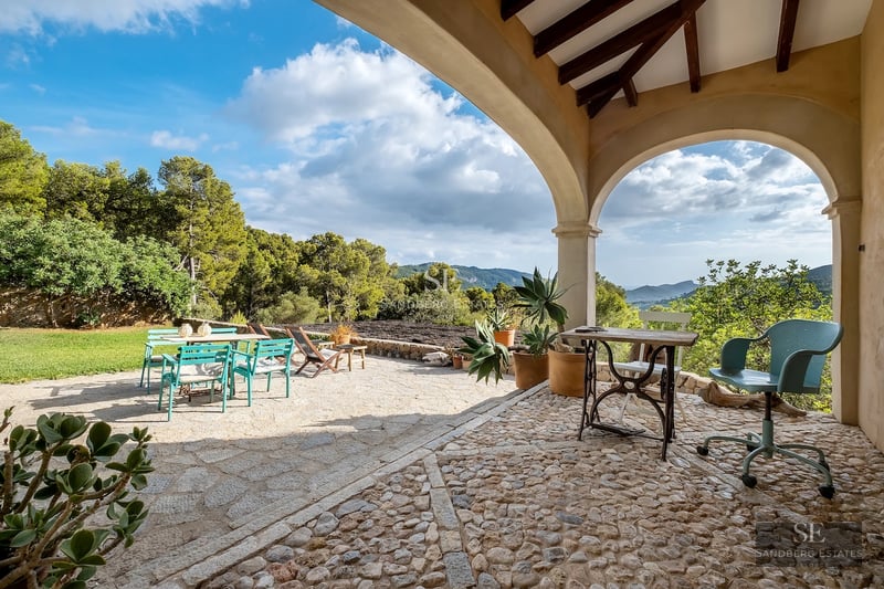 Terrace with infinity pool, sun loungers, and panoramic sea views. Modern design, stylish furniture, and a relaxing atmosphere.