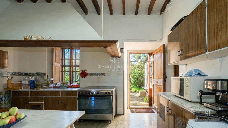 Spacious living room featuring panoramic windows and access to a sea-view balcony. Modern and elegant furnishings. Abundant natural lighting.