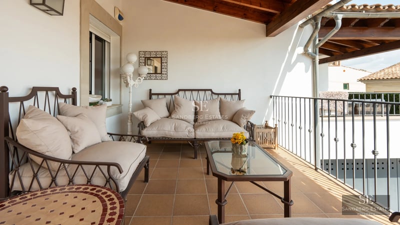 Spacious terrace with infinity pool and sea view. Modern design, elegant outdoor furniture and lush vegetation.