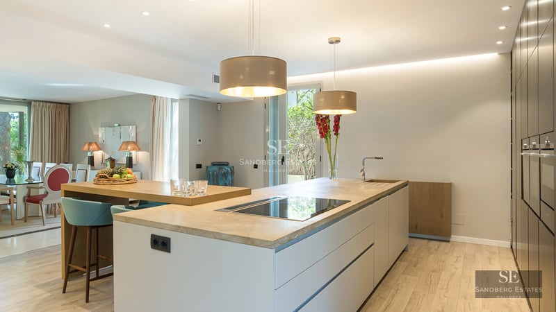 View of a luxurious villa with an infinity pool. Modern architecture, large windows, terrace and garden area. Minimalist design.