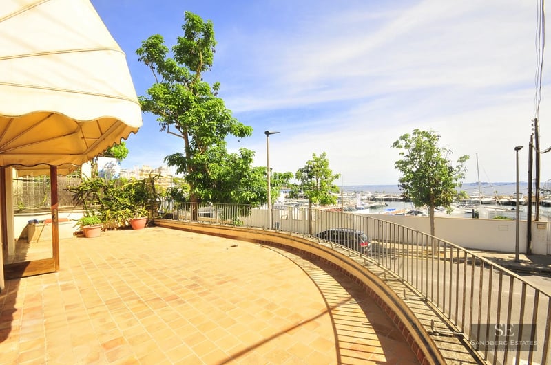 Spacious terrace with infinity pool, panoramic views. Modern design, elegant outdoor furniture and lush vegetation.