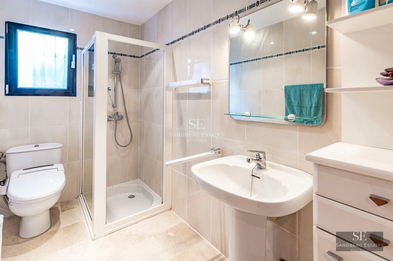 Expansive terrace with infinity pool and panoramic views. Modern design with loungers and lush greenery.