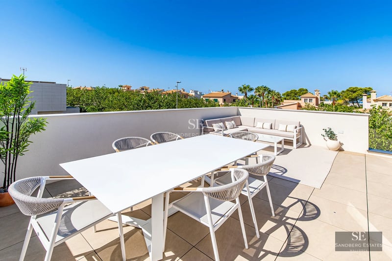 Modern penthouse with large terrace, panoramic sea views, pool and designer furniture. Abundant natural light.