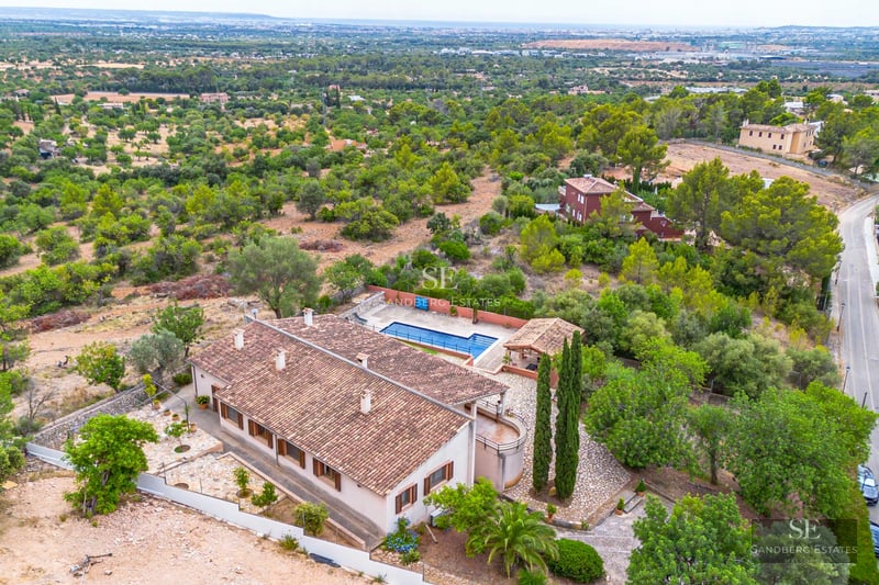 Panoramic view of a modern villa with a pool. Minimalist design, large windows, and lush landscaping. Ideal for families.