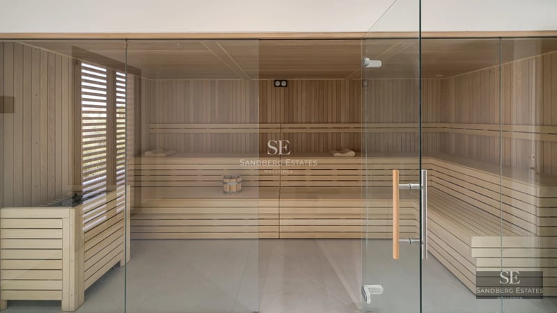 Spacious living room with large windows, modern sofas, ambient lighting and panoramic sea views. Elegant design and high-quality finishes.