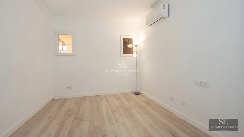 Exterior of a modern villa with an infinity pool, large windows, and lush garden. Contemporary design and panoramic views.