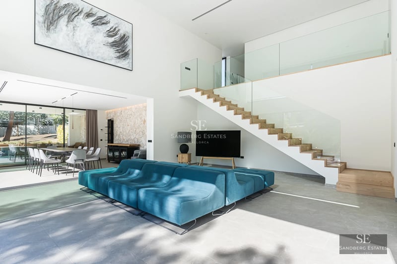 Vue extérieure d'une villa moderne avec piscine, grand jardin et design architectural minimaliste. Idéal pour les familles.