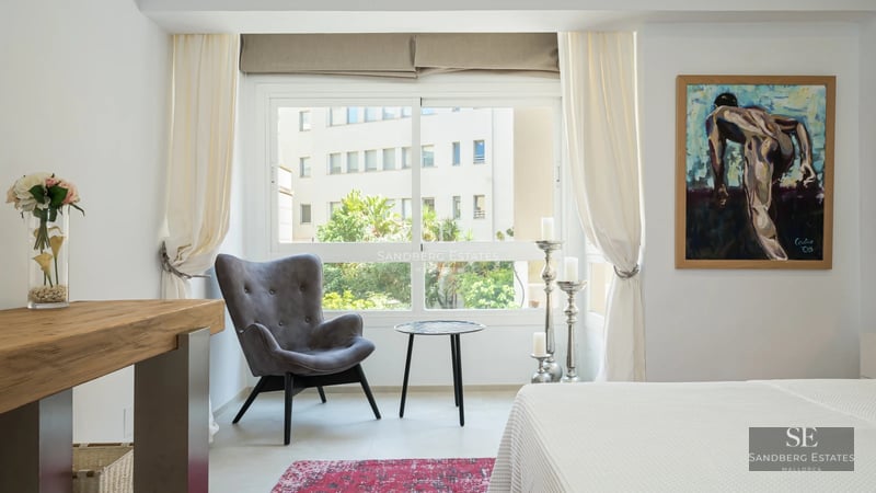 Exterior view of a modern house with an infinity pool, spacious terraces, and lush gardens. Minimalist and elegant architecture.