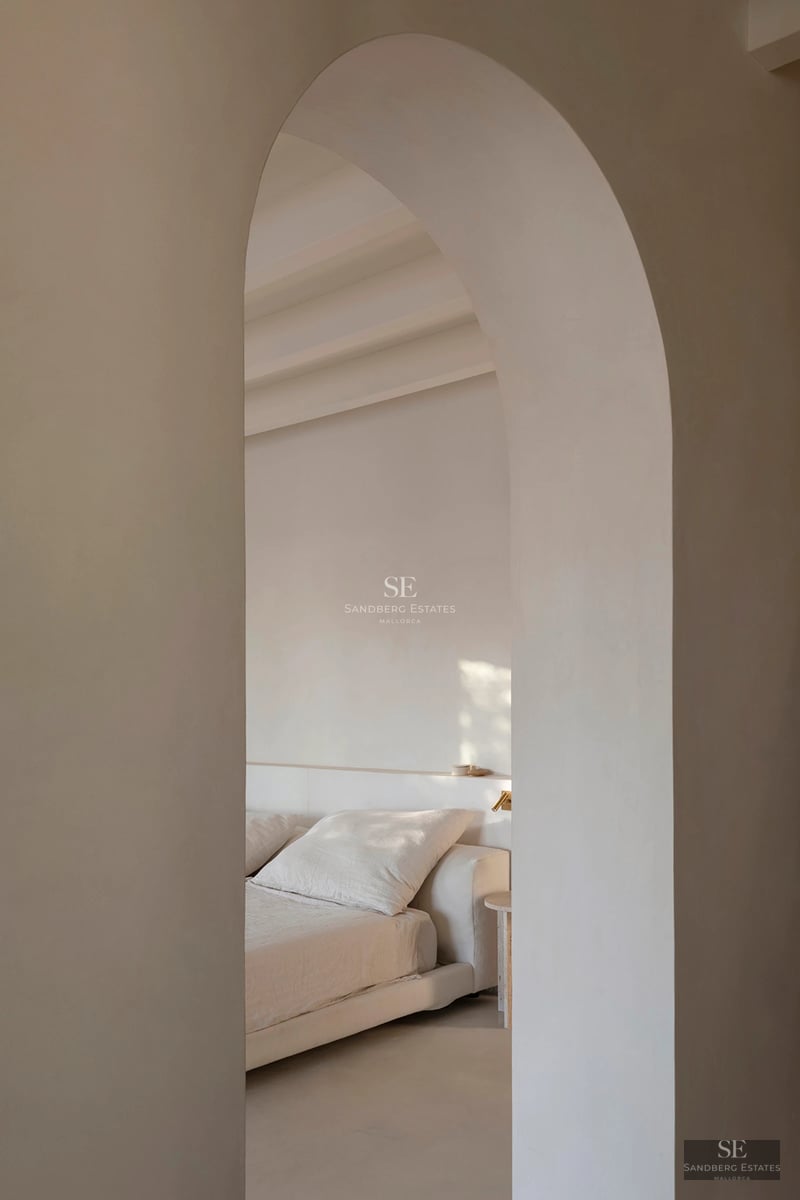 Bright interior with large windows offering panoramic sea views. Modern design, light wood flooring and elegant furniture.