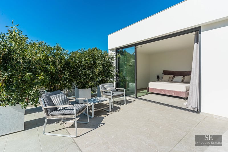 Salon spacieux avec piscine extérieure. Baies vitrées, planchers en bois et accès direct à la terrasse. Design moderne et lumineux.