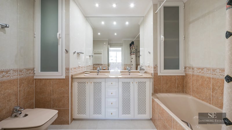 Exterior view of modern villa with infinity pool. Minimalist design, large windows, garden and natural materials.