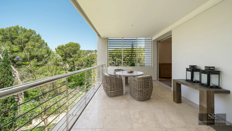 Exterior of modern villa with infinity pool. Minimalist architecture, clean lines, expansive terraces, and lush garden.
