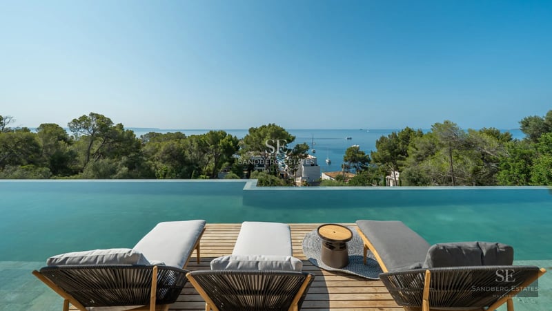 Exterior of a modern villa with infinity pool, spacious garden, and minimalist architecture. Natural lighting and elegant design.