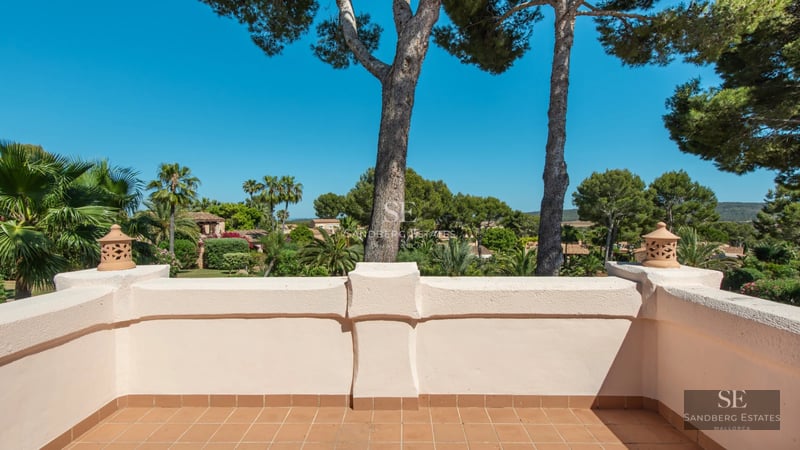 Exterior view of a modern house with reflecting pool. Minimalist architecture, large windows, and lush vegetation.