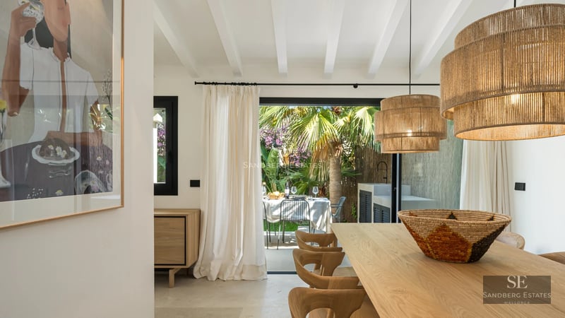 Spacious terrace with infinity pool. Panoramic views. Modern design with natural materials. Outdoor sofas and lush vegetation.