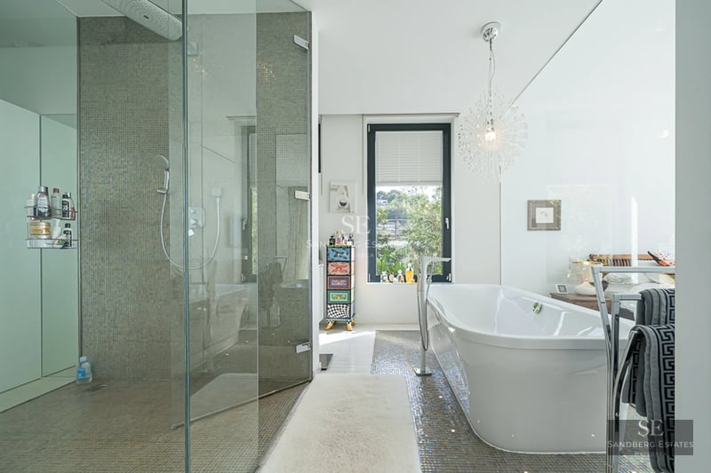 Spacious living room with panoramic sea views. Modern, bright design, balcony and stunning views. Elegant furniture and luxurious finishes.