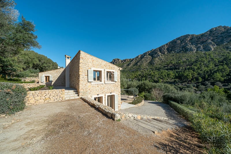 Exterior view of a modern villa with an infinity pool, large windows, and lush garden. Minimalist architecture and landscaped gardens.