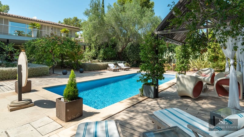 Spacious balcony with panoramic sea views. Modern design, glass railing, stylish outdoor furniture. Bright and airy interior design.