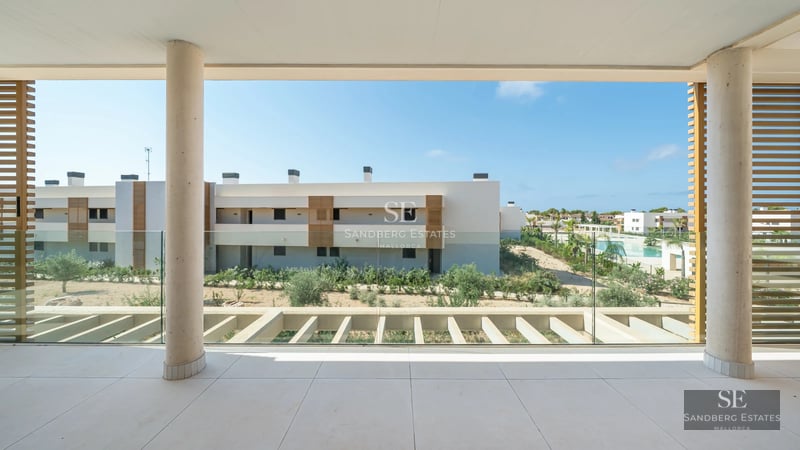 Spacious terrace with infinity pool and panoramic views. Modern architecture with large windows and elegant furniture. Minimalist and relaxing design.