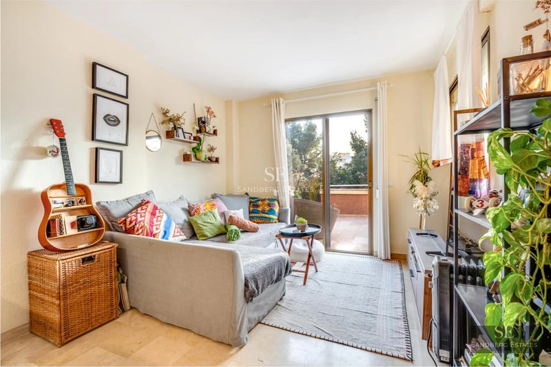 Vue panoramique d'une terrasse avec piscine à débordement, transats et vue sur la mer. Architecture moderne avec grandes fenêtres.