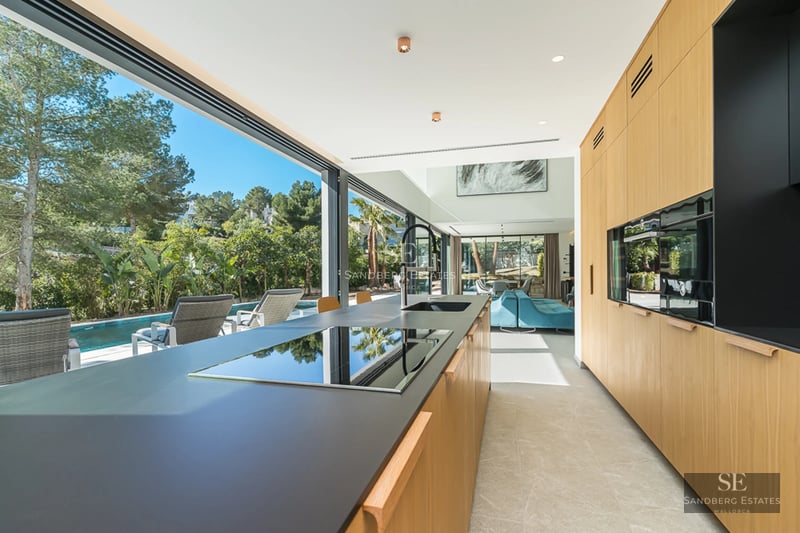 Extérieur d'une villa moderne avec piscine à débordement, grand jardin et architecture élégante. Éclairage ambiant chaleureux et vues panoramiques.