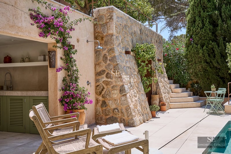 Pool and garden view of a modern villa. Large terrace, minimalist design, natural lighting, and high-quality materials. Luxurious exterior.