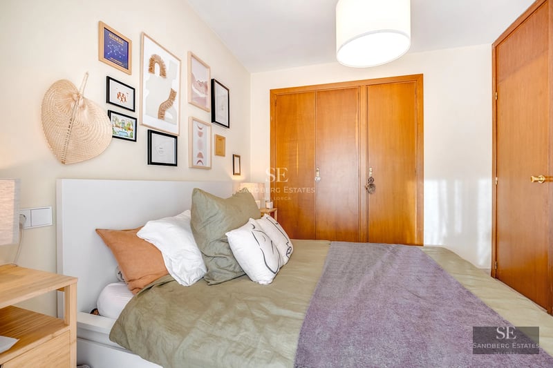 Vaste salon avec baies vitrées panoramiques, parquet clair, cheminée moderne et mobilier design contemporain. Vue sur la mer.