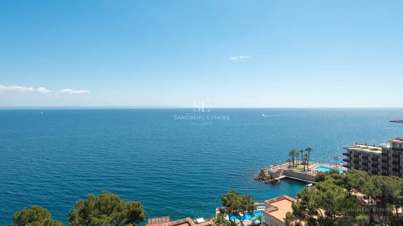 View of a modern house with infinity pool. Minimalist design, large windows, natural light, surrounded by lush vegetation.