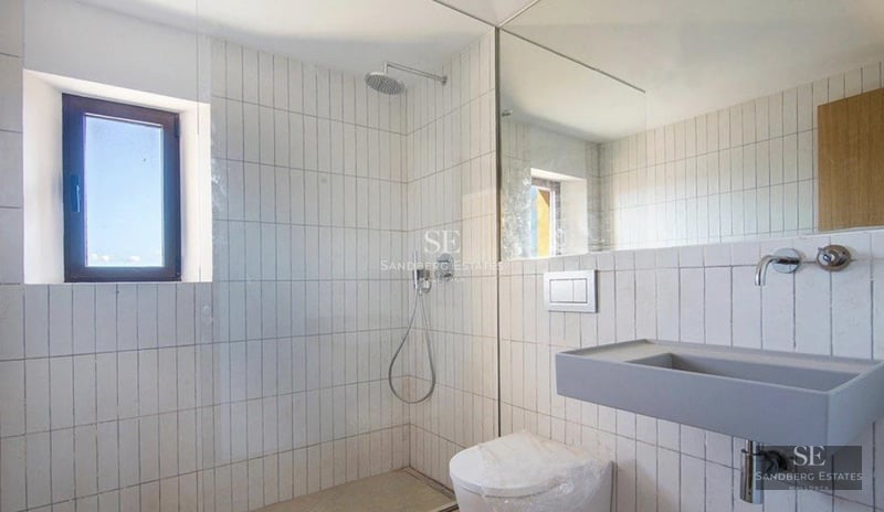 Modern exterior with infinity pool, sun loungers and lush vegetation. Minimalist and elegant architectural design. Soft lighting.