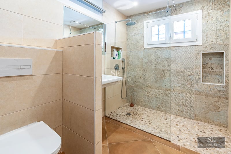 Exterior view of a modern villa with infinity pool, lush garden and spacious terraces. Minimalist architecture and natural light.