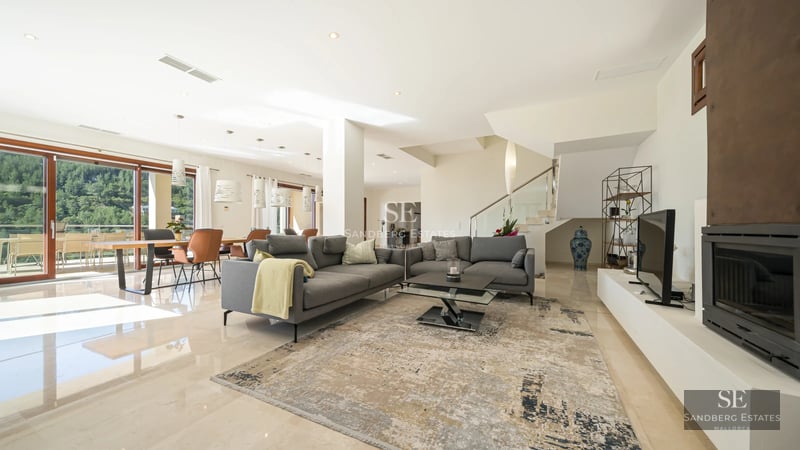 Spacious outdoor area with reflecting pool. Modern and minimalist architecture. Impeccable garden. Ideal for relaxation and enjoyment.