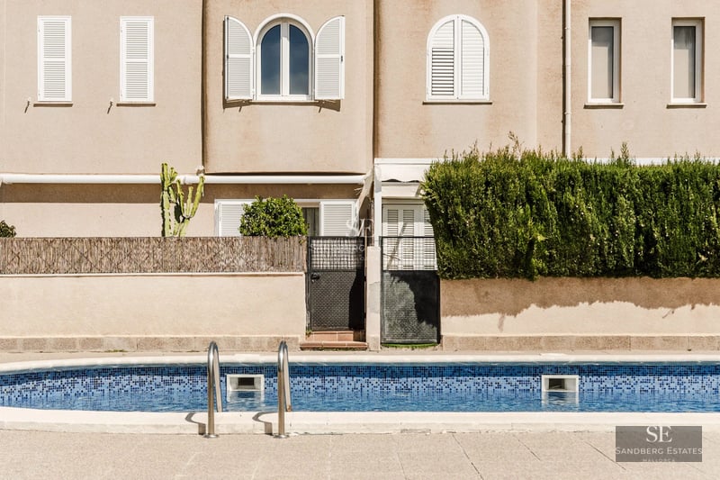 View of modern facade with reflecting pool. Minimalist architectural details and large windows. Well-maintained garden.
