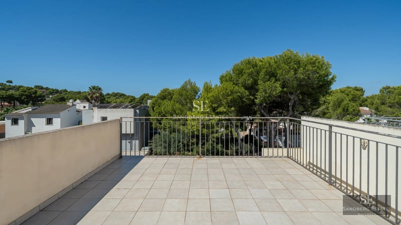 Exterior view of a modern villa with an infinity pool, lush garden, and spacious terraces. Minimalist architecture and landscaping design.